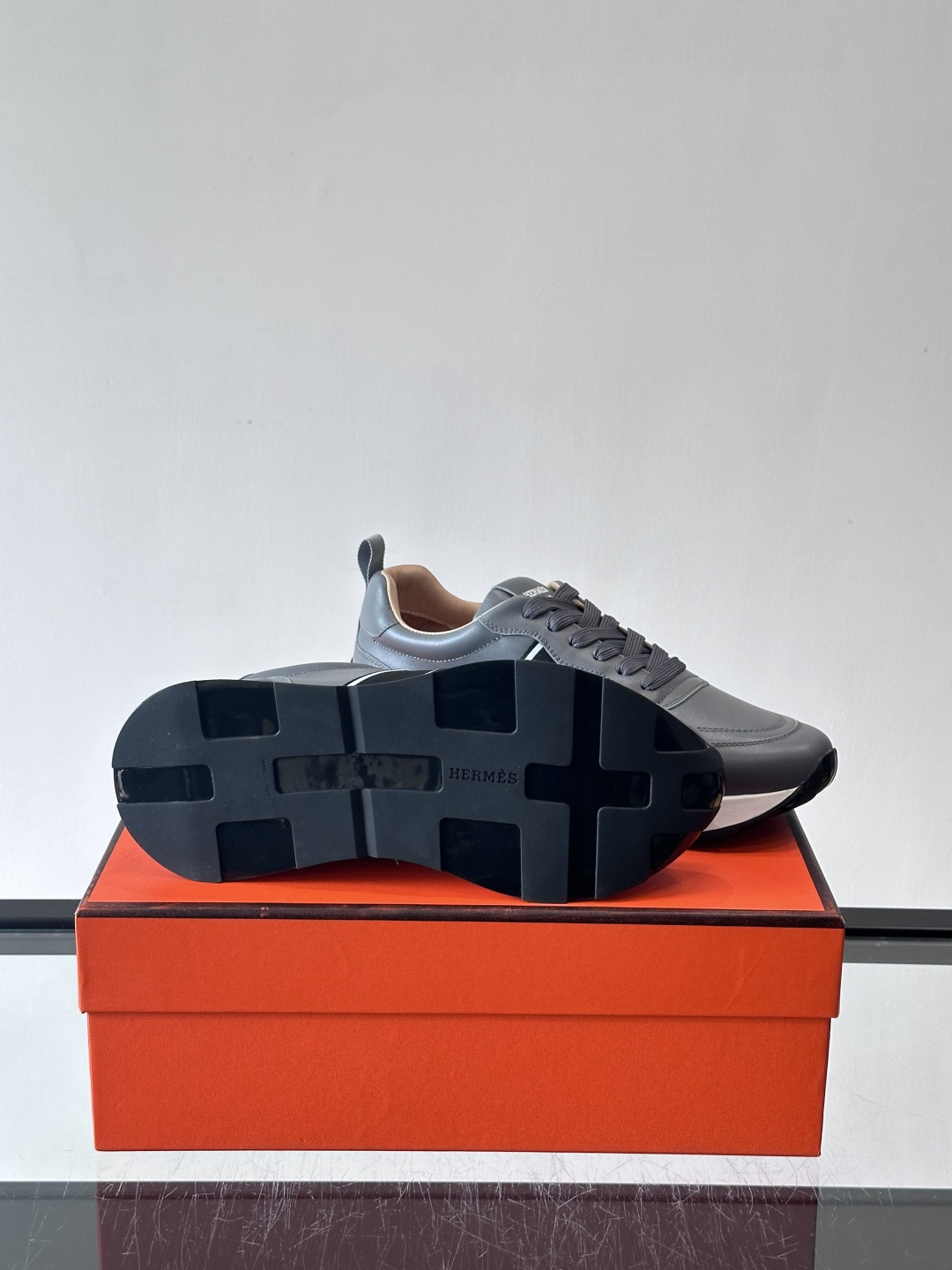 Hermes（爱马仕）的“Mystérieux”系列，鞋身采用优质皮革拼接设计，侧面黑色织带饰有品牌经典