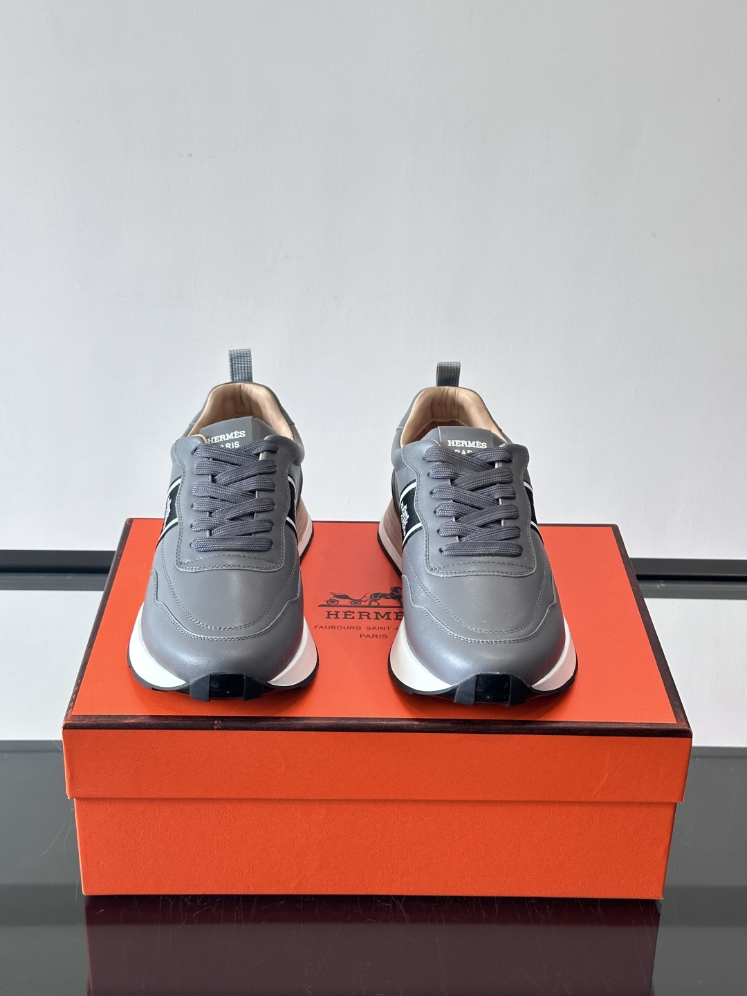 Hermes（爱马仕）的“Mystérieux”系列，鞋身采用优质皮革拼接设计，侧面黑色织带饰有品牌经典