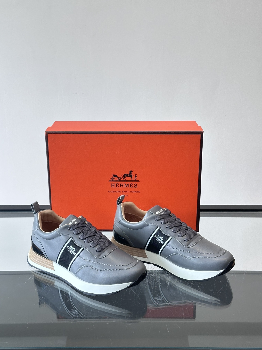 Hermes（爱马仕）的“Mystérieux”系列，鞋身采用优质皮革拼接设计，侧面黑色织带饰有品牌经典