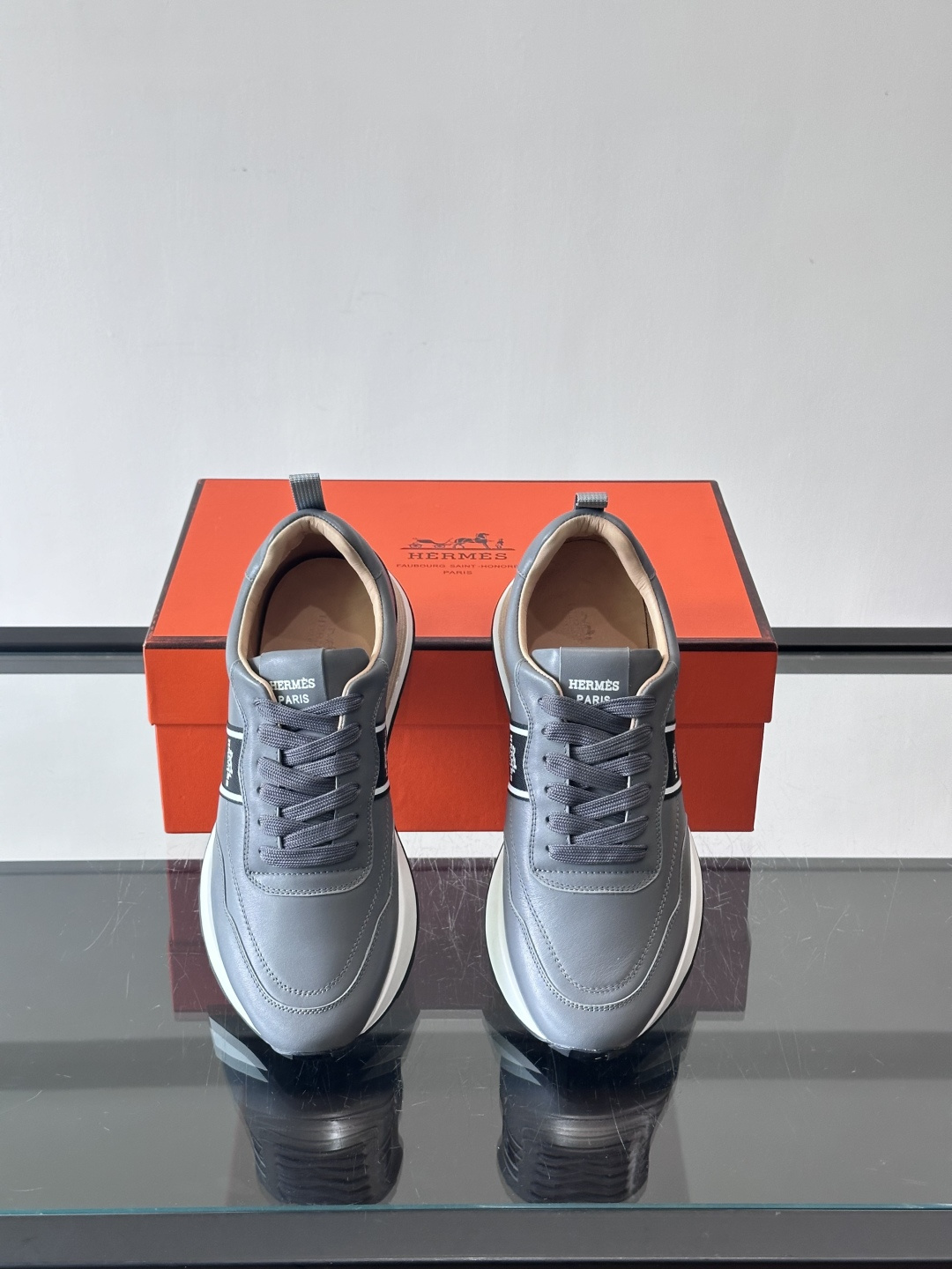 Hermes（爱马仕）的“Mystérieux”系列，鞋身采用优质皮革拼接设计，侧面黑色织带饰有品牌经典