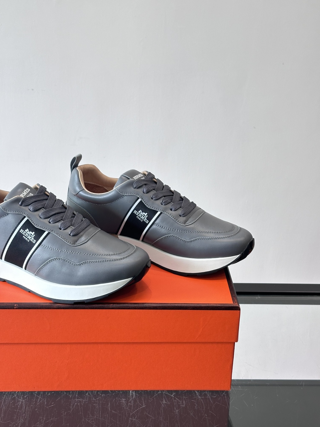 Hermes（爱马仕）的“Mystérieux”系列，鞋身采用优质皮革拼接设计，侧面黑色织带饰有品牌经典