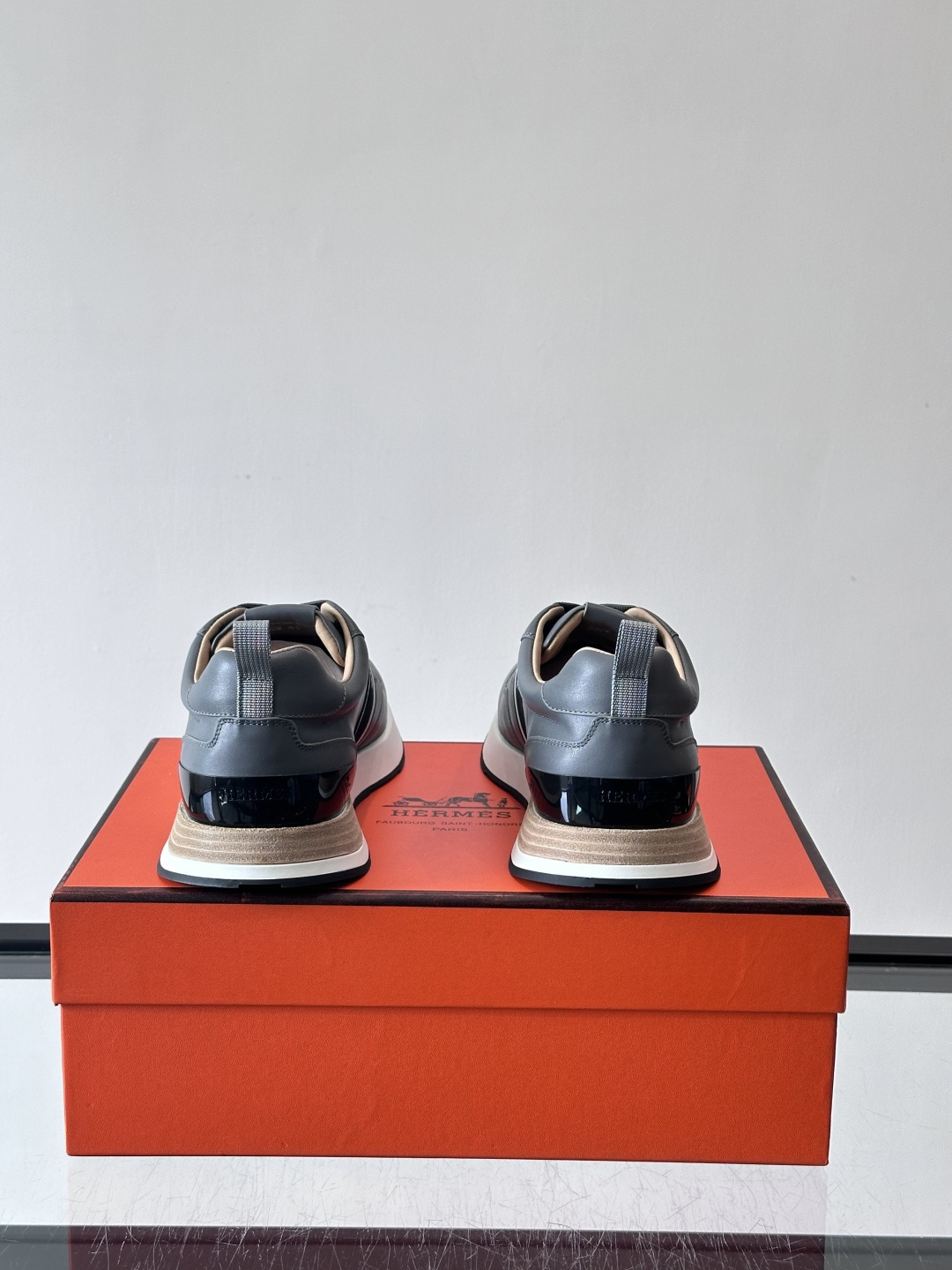 Hermes（爱马仕）的“Mystérieux”系列，鞋身采用优质皮革拼接设计，侧面黑色织带饰有品牌经典