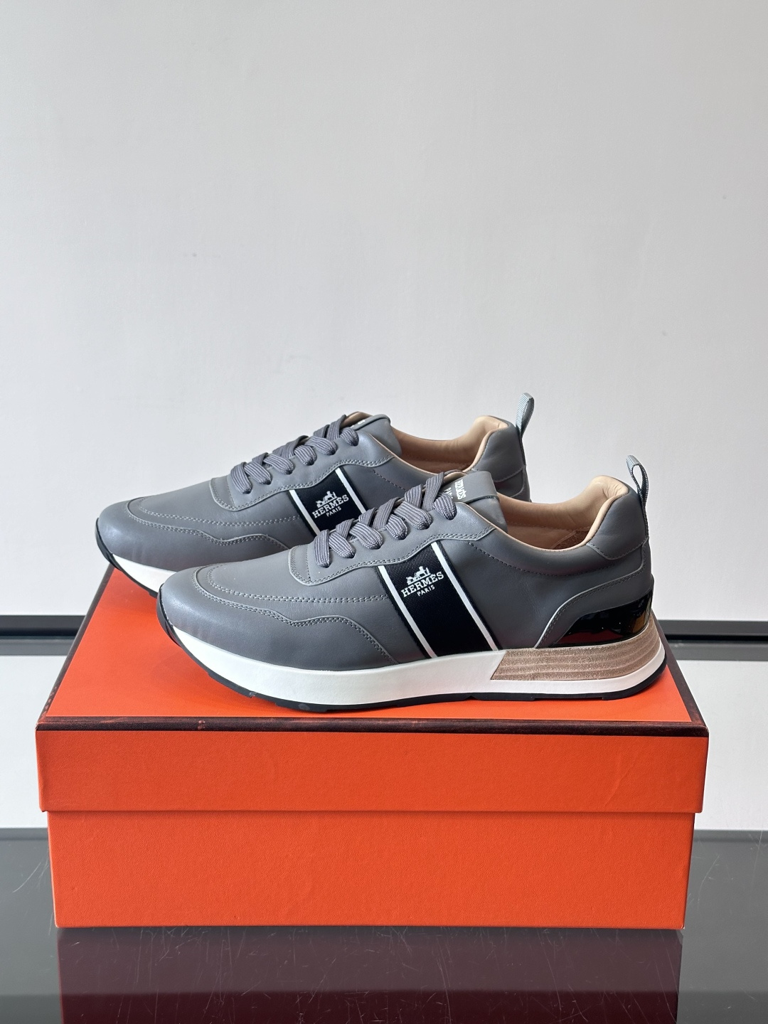 Hermes（爱马仕）的“Mystérieux”系列，鞋身采用优质皮革拼接设计，侧面黑色织带饰有品牌经典