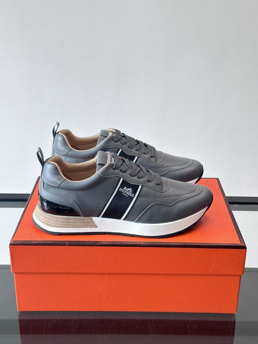 Hermes（爱马仕）的“Mystérieux”系列，鞋身采用优质皮革拼接设计，侧面黑色织带饰有品牌经典