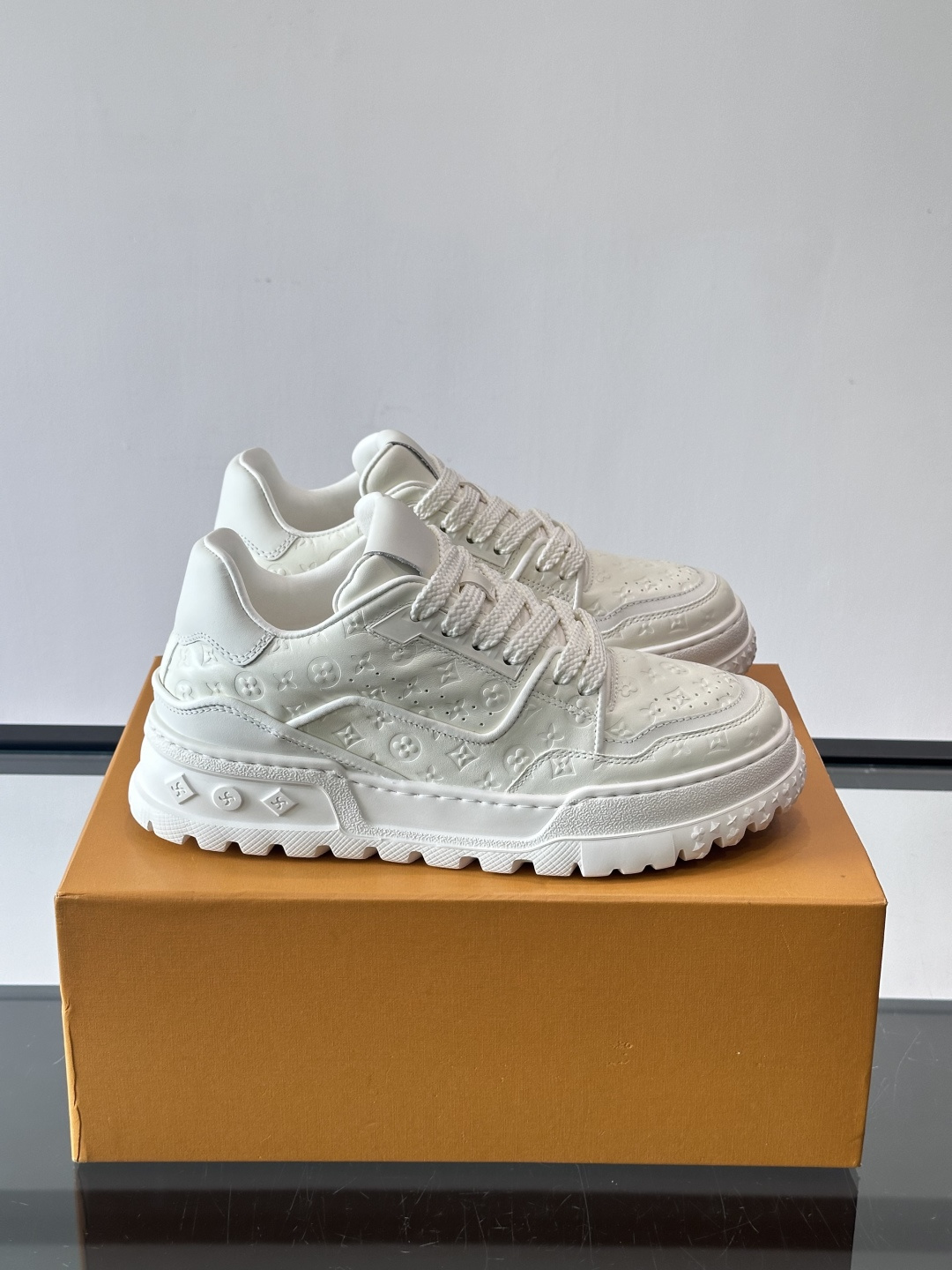 Louis Vuitton经典的老爹鞋，鞋面采用牛皮材质，饰有品牌标志性Monogram压花，搭配厚实的