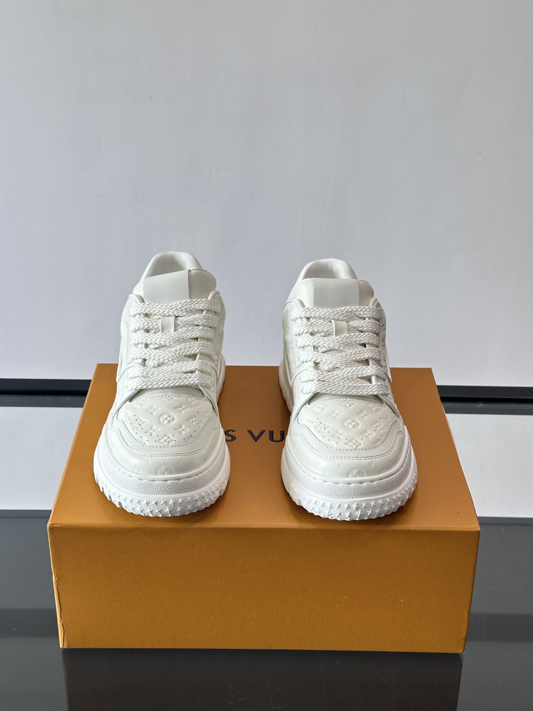 Louis Vuitton经典的老爹鞋，鞋面采用牛皮材质，饰有品牌标志性Monogram压花，搭配厚实的