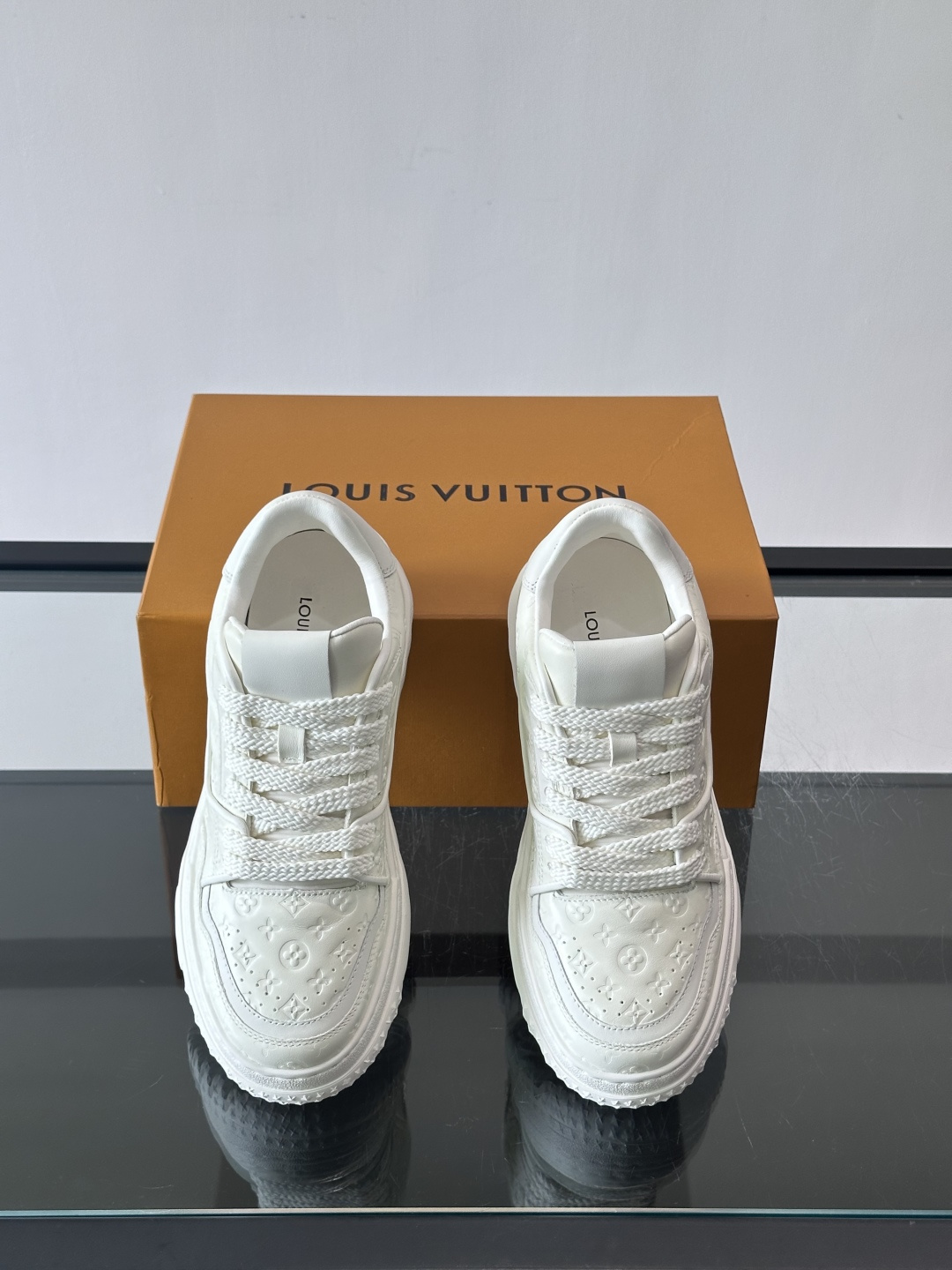 Louis Vuitton经典的老爹鞋，鞋面采用牛皮材质，饰有品牌标志性Monogram压花，搭配厚实的