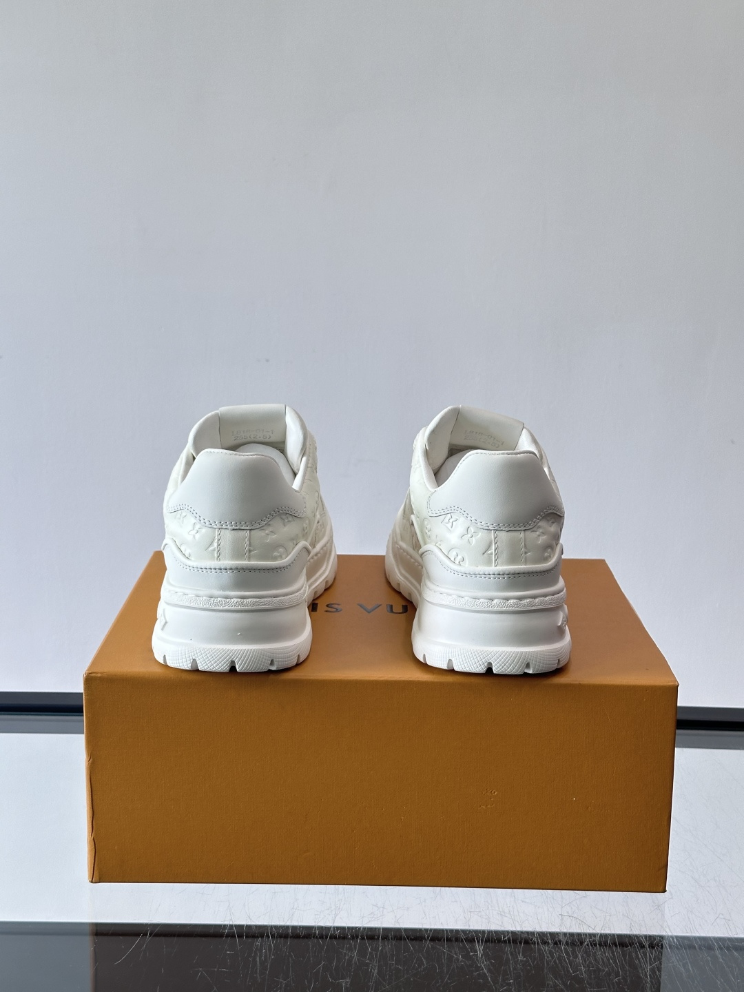 Louis Vuitton经典的老爹鞋，鞋面采用牛皮材质，饰有品牌标志性Monogram压花，搭配厚实的