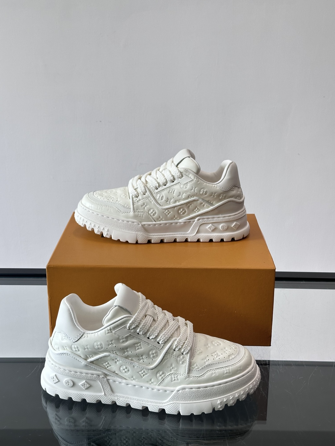 Louis Vuitton经典的老爹鞋，鞋面采用牛皮材质，饰有品牌标志性Monogram压花，搭配厚实的