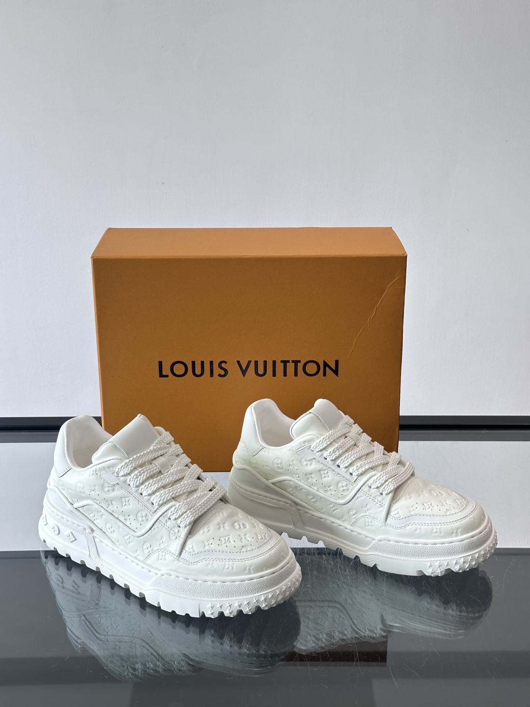 Louis Vuitton经典的老爹鞋，鞋面采用牛皮材质，饰有品牌标志性Monogram压花，搭配厚实的