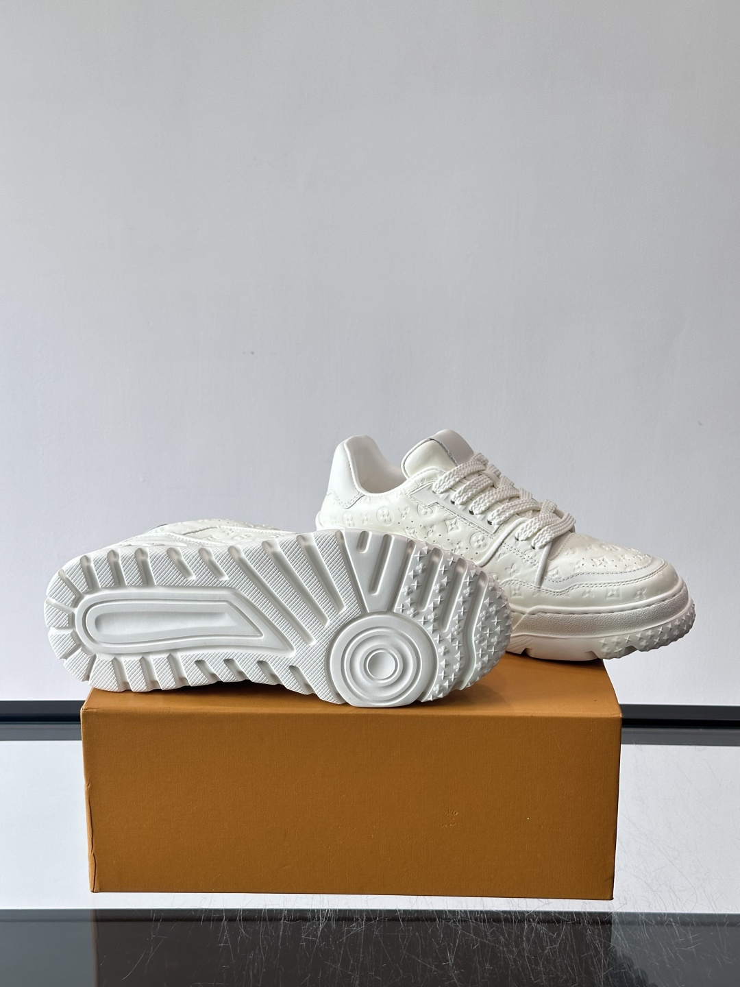 Louis Vuitton经典的老爹鞋，鞋面采用牛皮材质，饰有品牌标志性Monogram压花，搭配厚实的