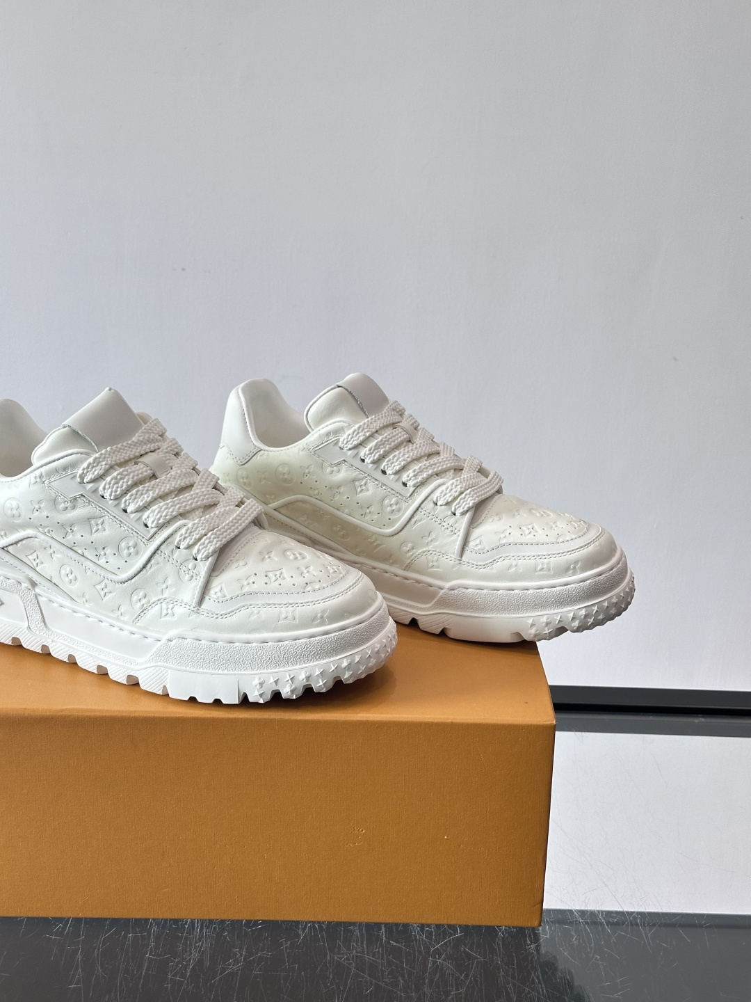 Louis Vuitton经典的老爹鞋，鞋面采用牛皮材质，饰有品牌标志性Monogram压花，搭配厚实的