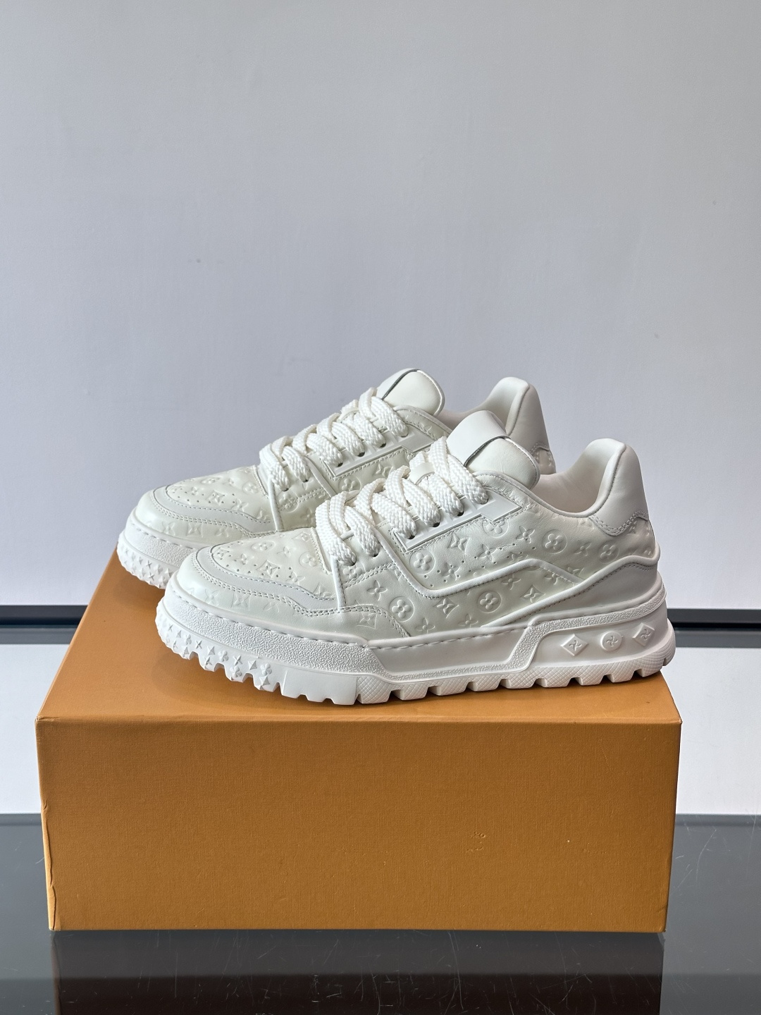 Louis Vuitton经典的老爹鞋，鞋面采用牛皮材质，饰有品牌标志性Monogram压花，搭配厚实的