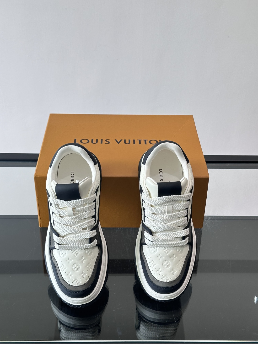 Louis Vuitton经典的老爹鞋，鞋面采用牛皮材质，饰有品牌标志性Monogram压花，搭配厚实的