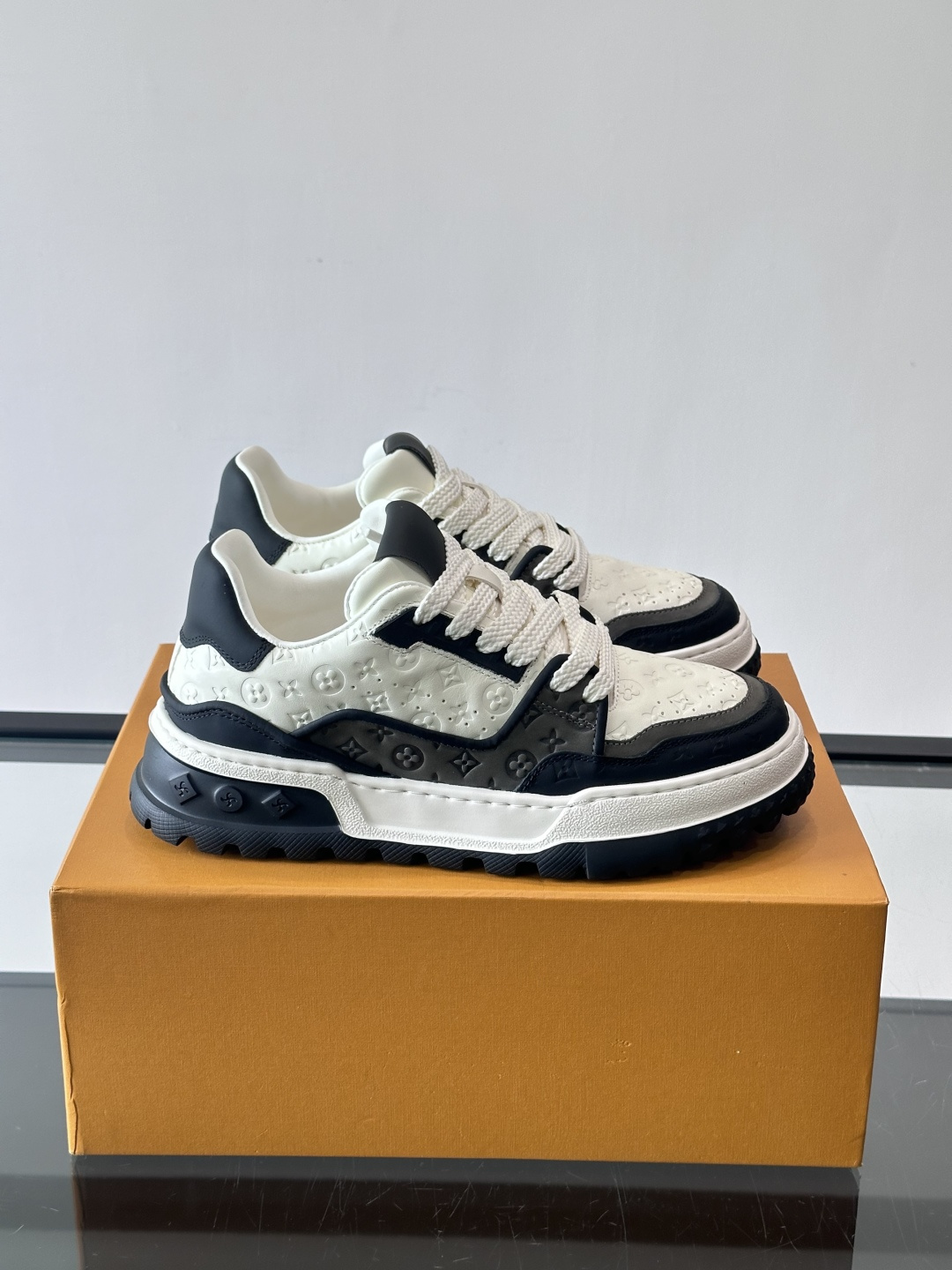 Louis Vuitton经典的老爹鞋，鞋面采用牛皮材质，饰有品牌标志性Monogram压花，搭配厚实的