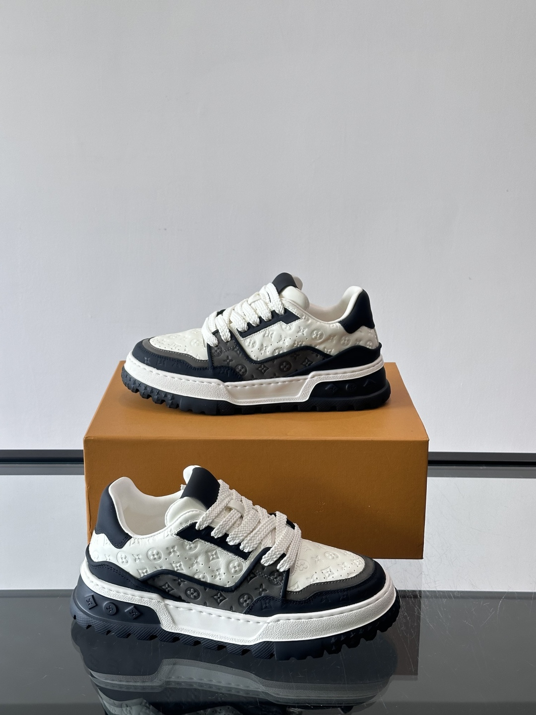 Louis Vuitton经典的老爹鞋，鞋面采用牛皮材质，饰有品牌标志性Monogram压花，搭配厚实的