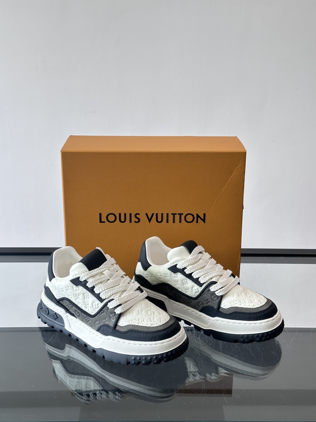 Louis Vuitton经典的老爹鞋，鞋面采用牛皮材质，饰有品牌标志性Monogram压花，搭配厚实的