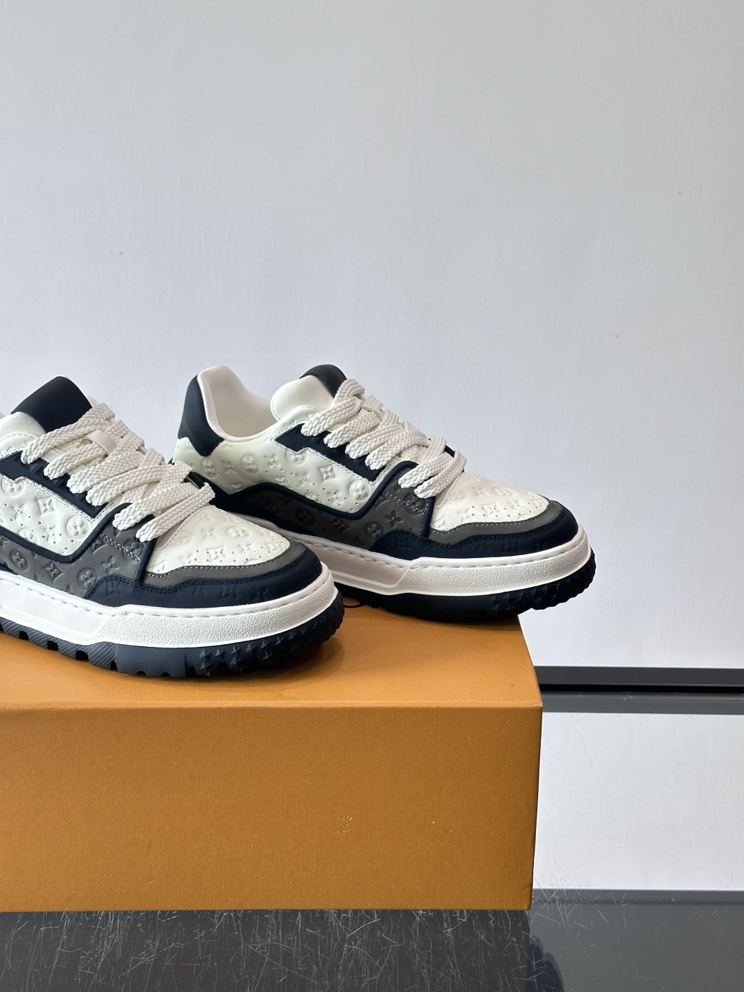 Louis Vuitton经典的老爹鞋，鞋面采用牛皮材质，饰有品牌标志性Monogram压花，搭配厚实的