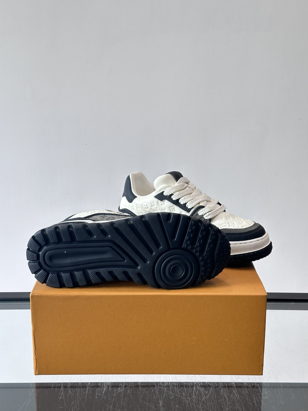 Louis Vuitton经典的老爹鞋，鞋面采用牛皮材质，饰有品牌标志性Monogram压花，搭配厚实的