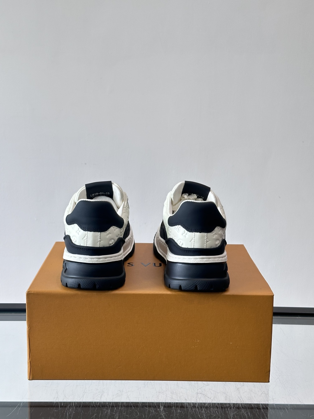 Louis Vuitton经典的老爹鞋，鞋面采用牛皮材质，饰有品牌标志性Monogram压花，搭配厚实的