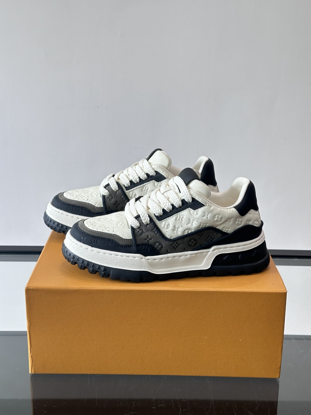 Louis Vuitton经典的老爹鞋，鞋面采用牛皮材质，饰有品牌标志性Monogram压花，搭配厚实的