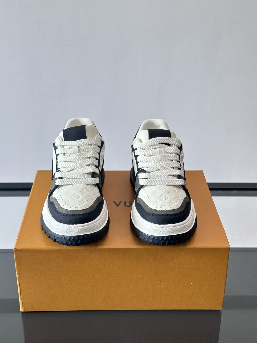 Louis Vuitton经典的老爹鞋，鞋面采用牛皮材质，饰有品牌标志性Monogram压花，搭配厚实的