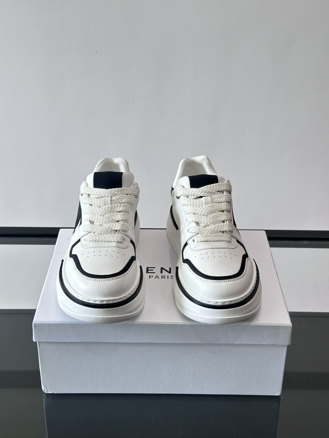 纪梵希GIVENCHY经典的厚底运动鞋，鞋身以纯净白色为主调，搭配黑色线条勾勒轮廓，鞋侧标志性“4G”金