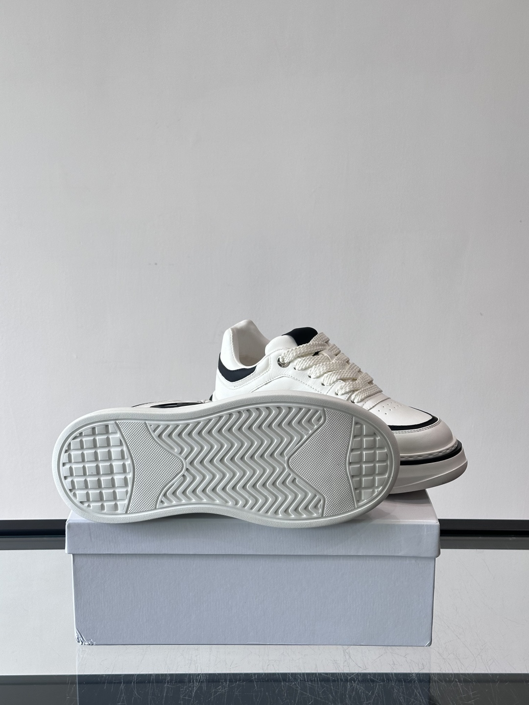 纪梵希GIVENCHY经典的厚底运动鞋，鞋身以纯净白色为主调，搭配黑色线条勾勒轮廓，鞋侧标志性“4G”金