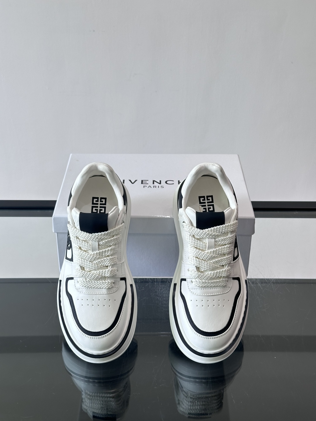 纪梵希GIVENCHY经典的厚底运动鞋，鞋身以纯净白色为主调，搭配黑色线条勾勒轮廓，鞋侧标志性“4G”金