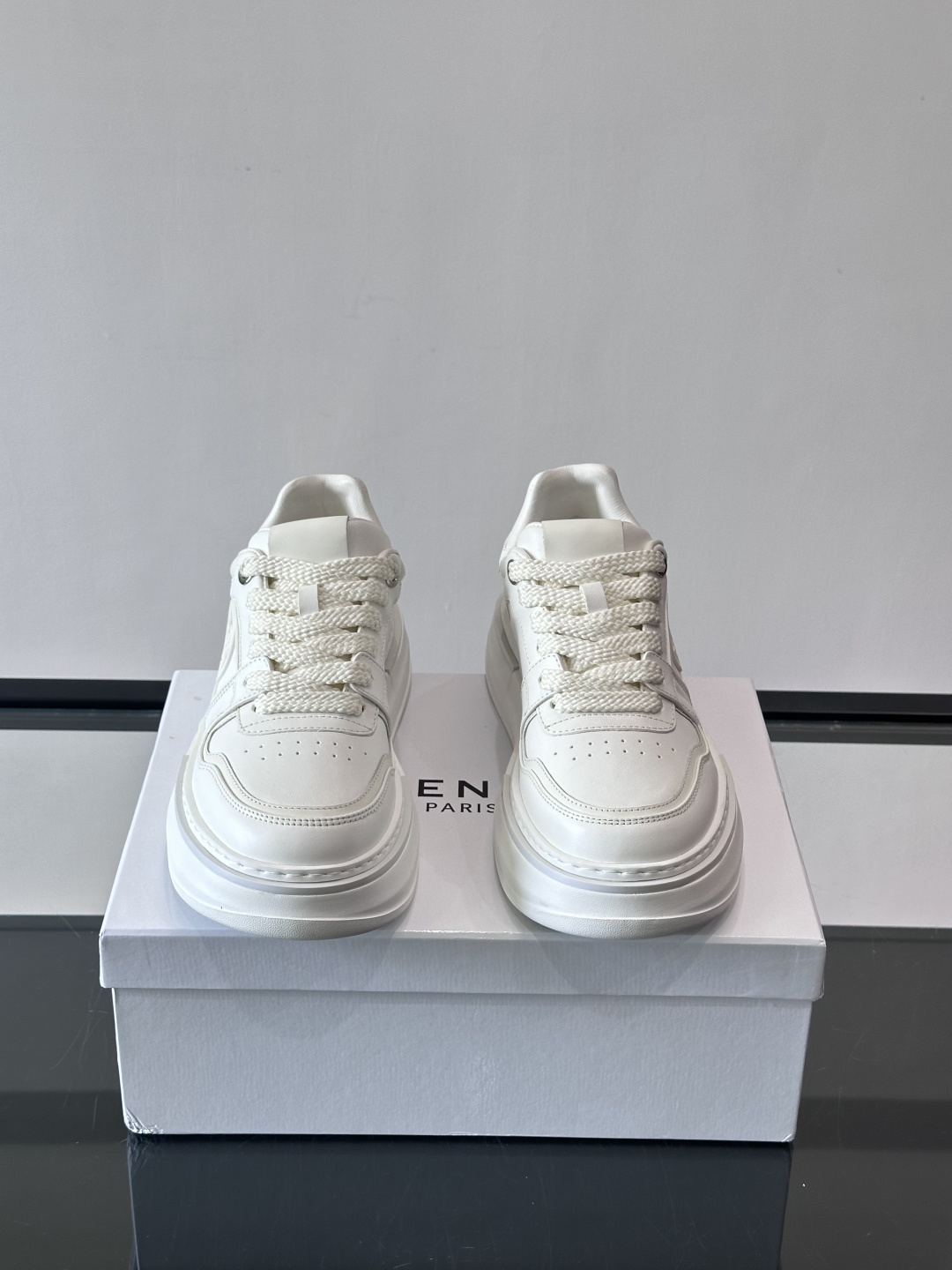 纪梵希GIVENCHY经典的厚底运动鞋，鞋身以纯净白色为主调，搭配黑色线条勾勒轮廓，鞋侧标志性“4G”金