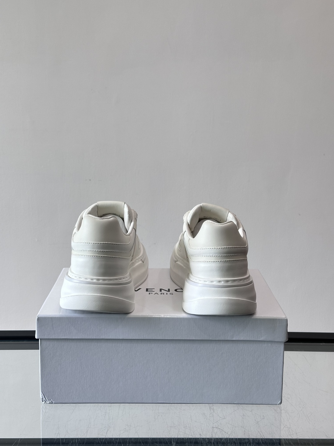 纪梵希GIVENCHY经典的厚底运动鞋，鞋身以纯净白色为主调，搭配黑色线条勾勒轮廓，鞋侧标志性“4G”金