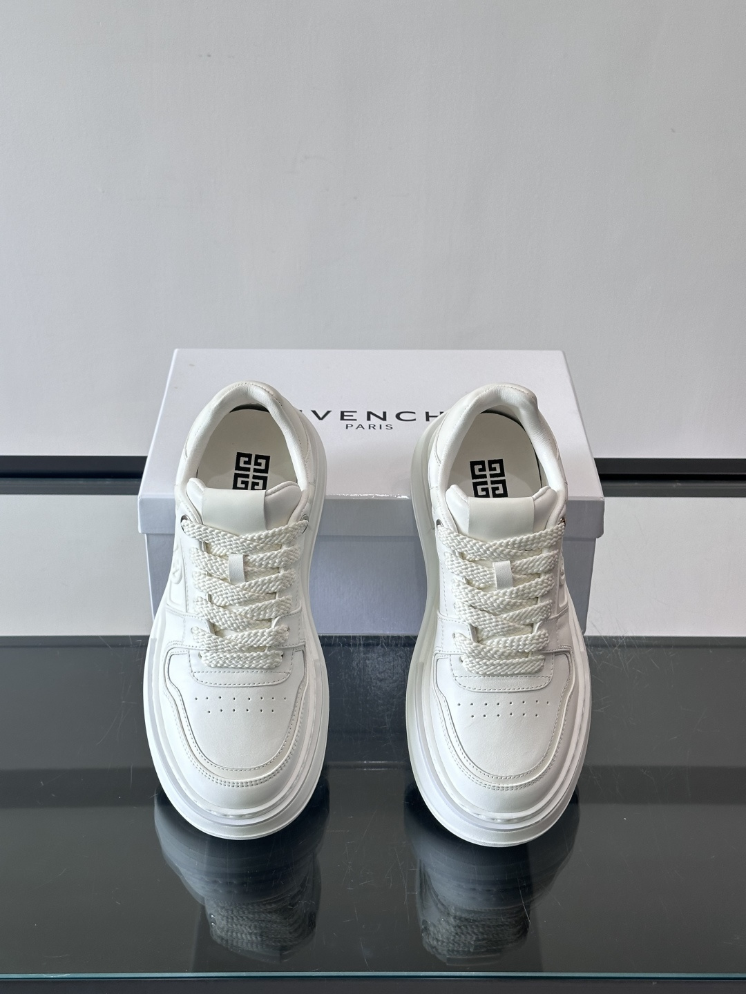 纪梵希GIVENCHY经典的厚底运动鞋，鞋身以纯净白色为主调，搭配黑色线条勾勒轮廓，鞋侧标志性“4G”金