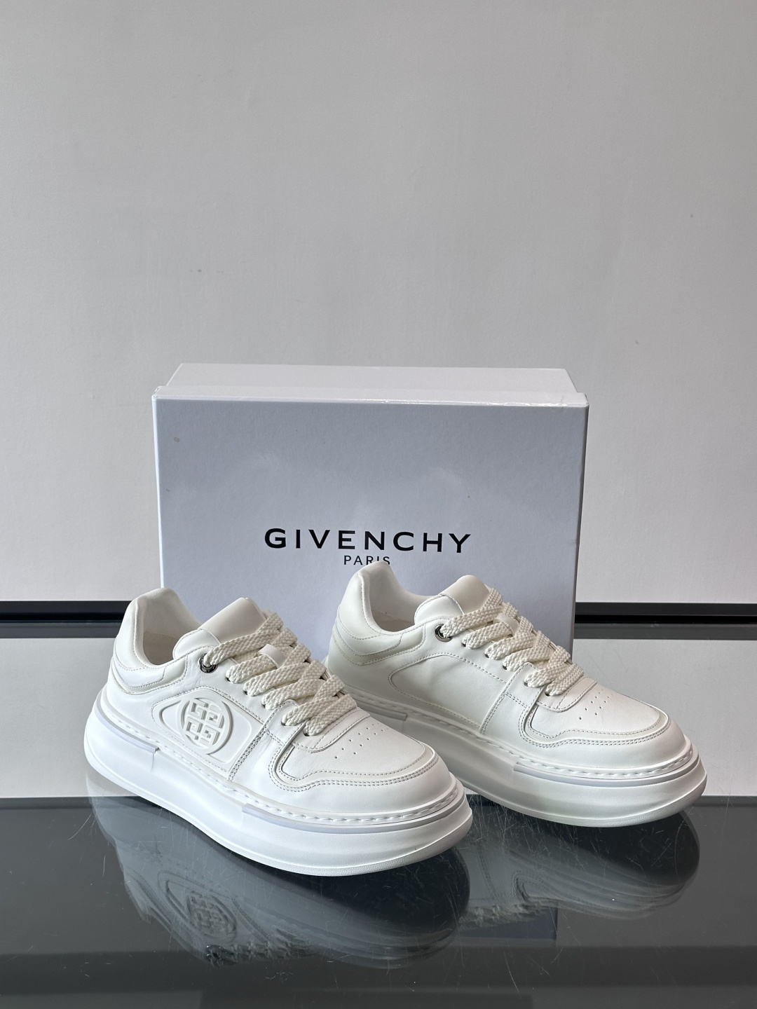 纪梵希GIVENCHY经典的厚底运动鞋，鞋身以纯净白色为主调，搭配黑色线条勾勒轮廓，鞋侧标志性“4G”金