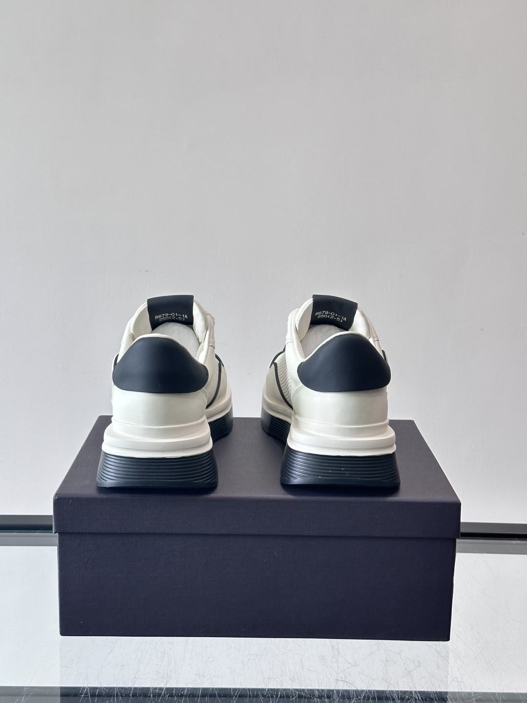 Valentino华伦天奴推出的VLOG系列运动鞋，以标志性的“V”字Logo为设计核心，采用黑白撞色拼