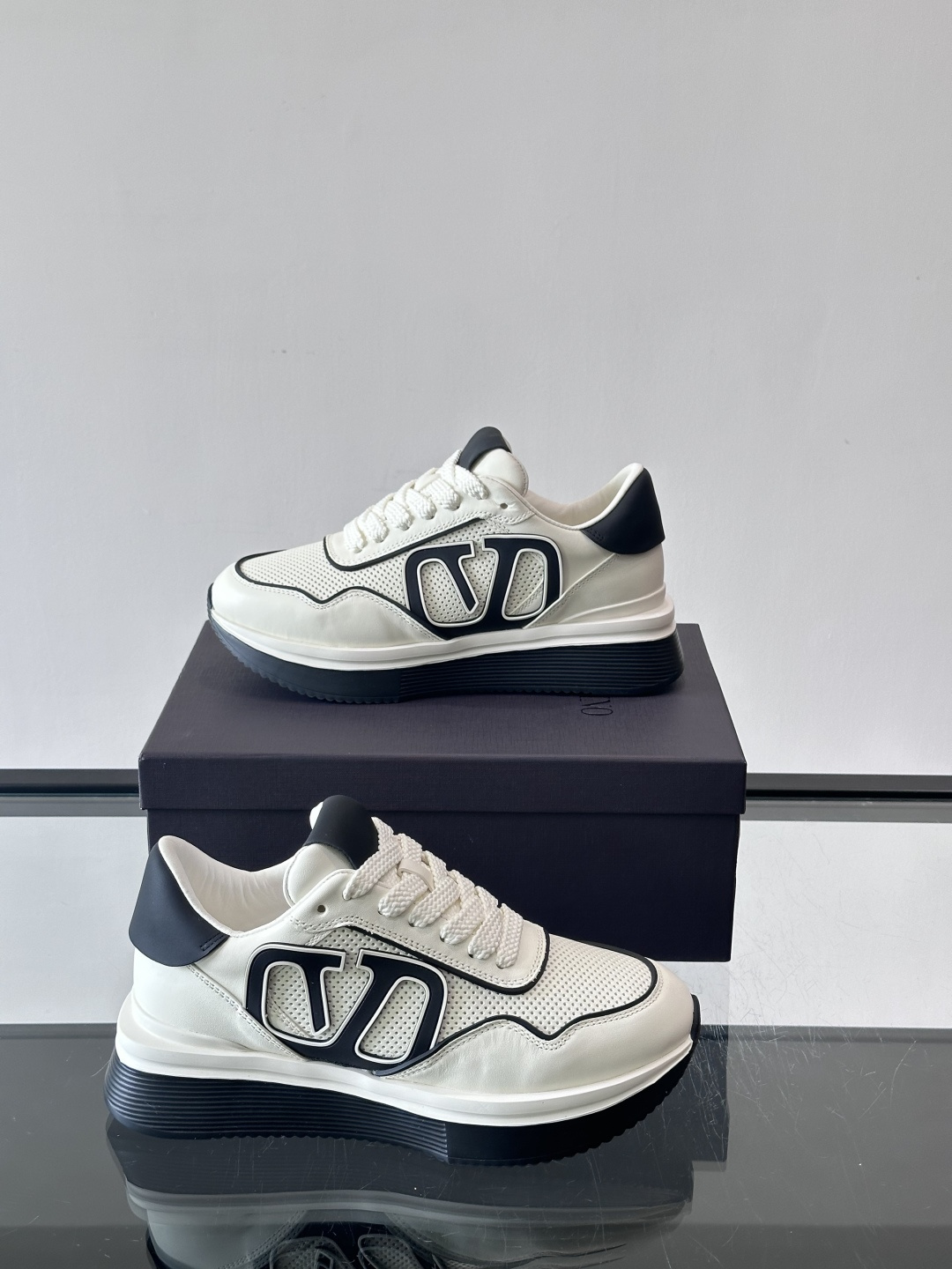 Valentino华伦天奴推出的VLOG系列运动鞋，以标志性的“V”字Logo为设计核心，采用黑白撞色拼