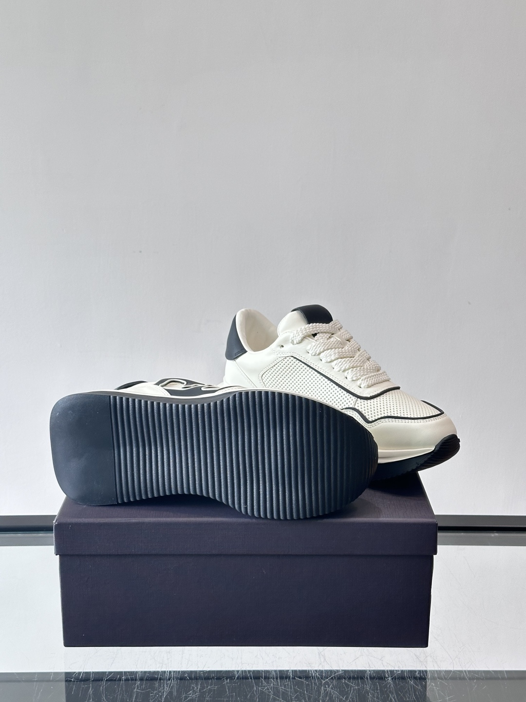 Valentino华伦天奴推出的VLOG系列运动鞋，以标志性的“V”字Logo为设计核心，采用黑白撞色拼