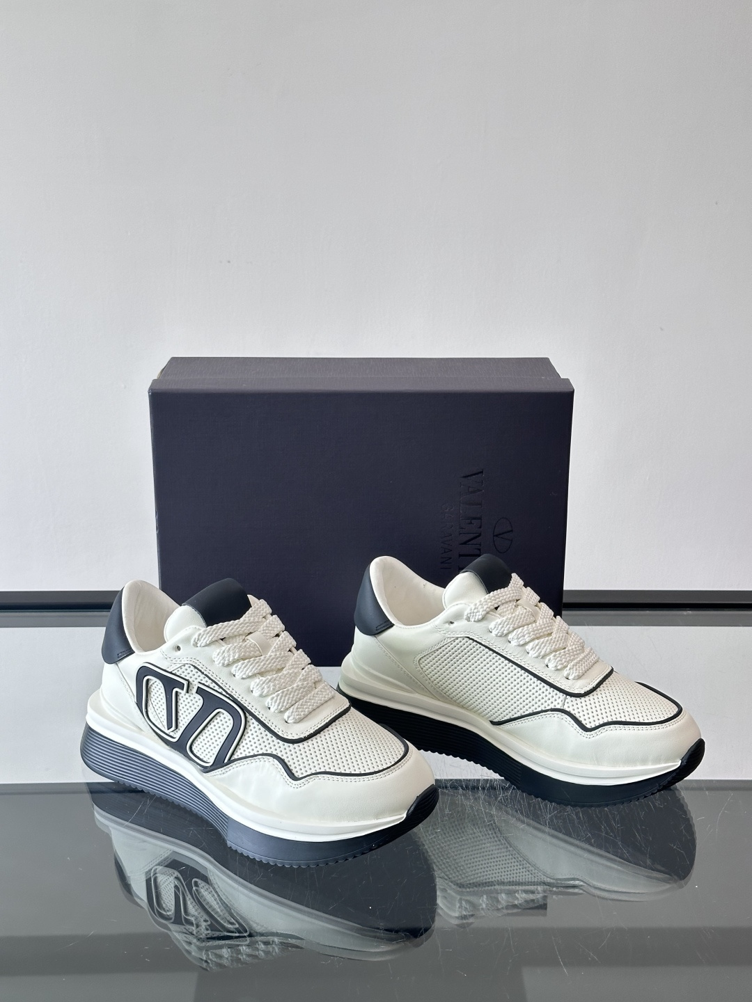 Valentino华伦天奴推出的VLOG系列运动鞋，以标志性的“V”字Logo为设计核心，采用黑白撞色拼