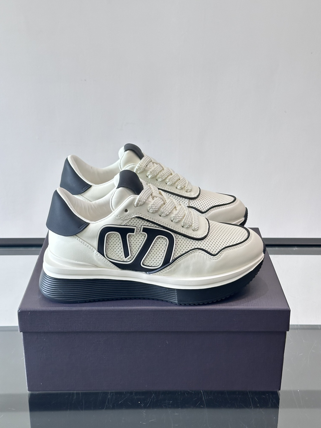 Valentino华伦天奴推出的VLOG系列运动鞋，以标志性的“V”字Logo为设计核心，采用黑白撞色拼