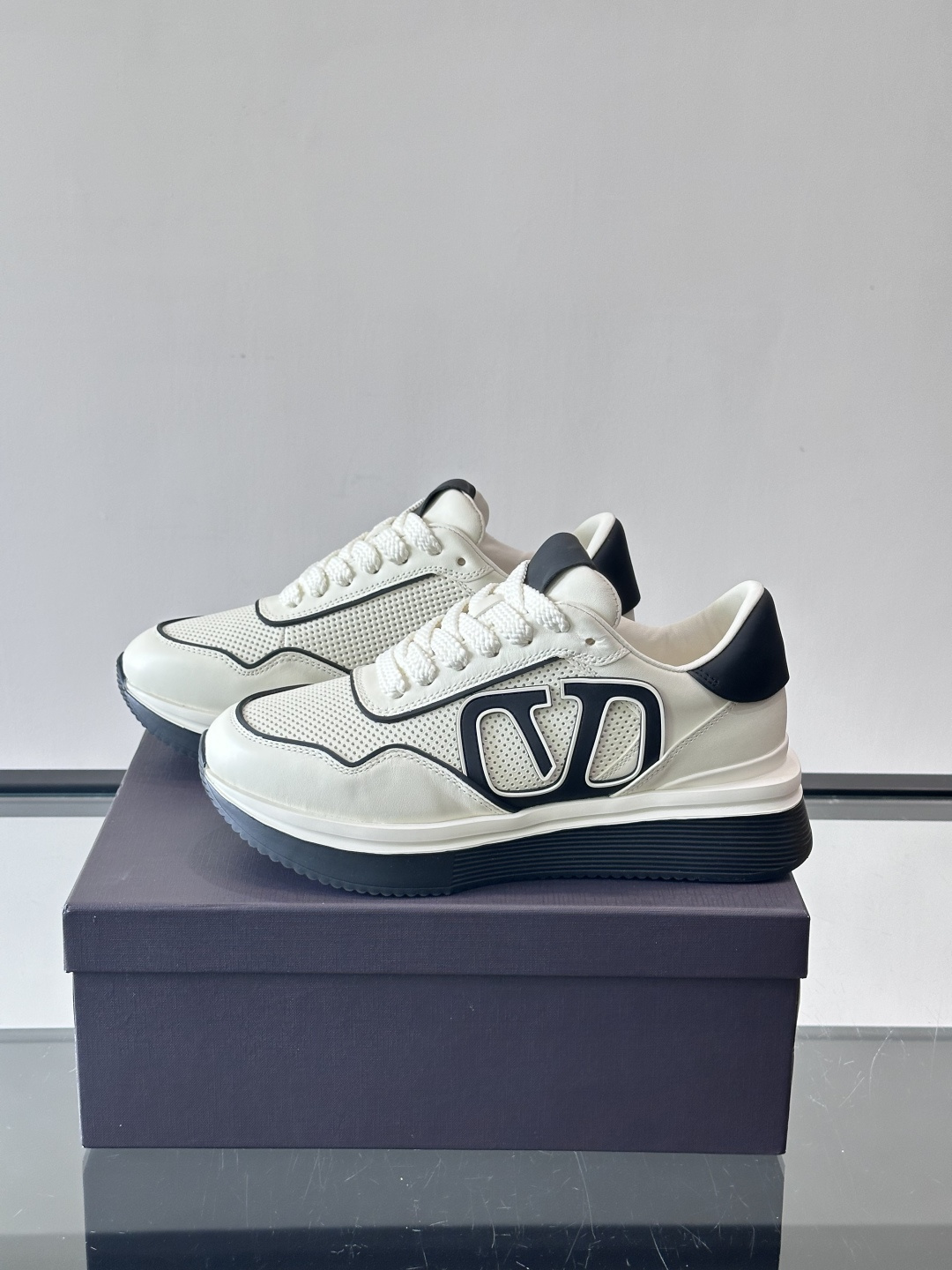 Valentino华伦天奴推出的VLOG系列运动鞋，以标志性的“V”字Logo为设计核心，采用黑白撞色拼