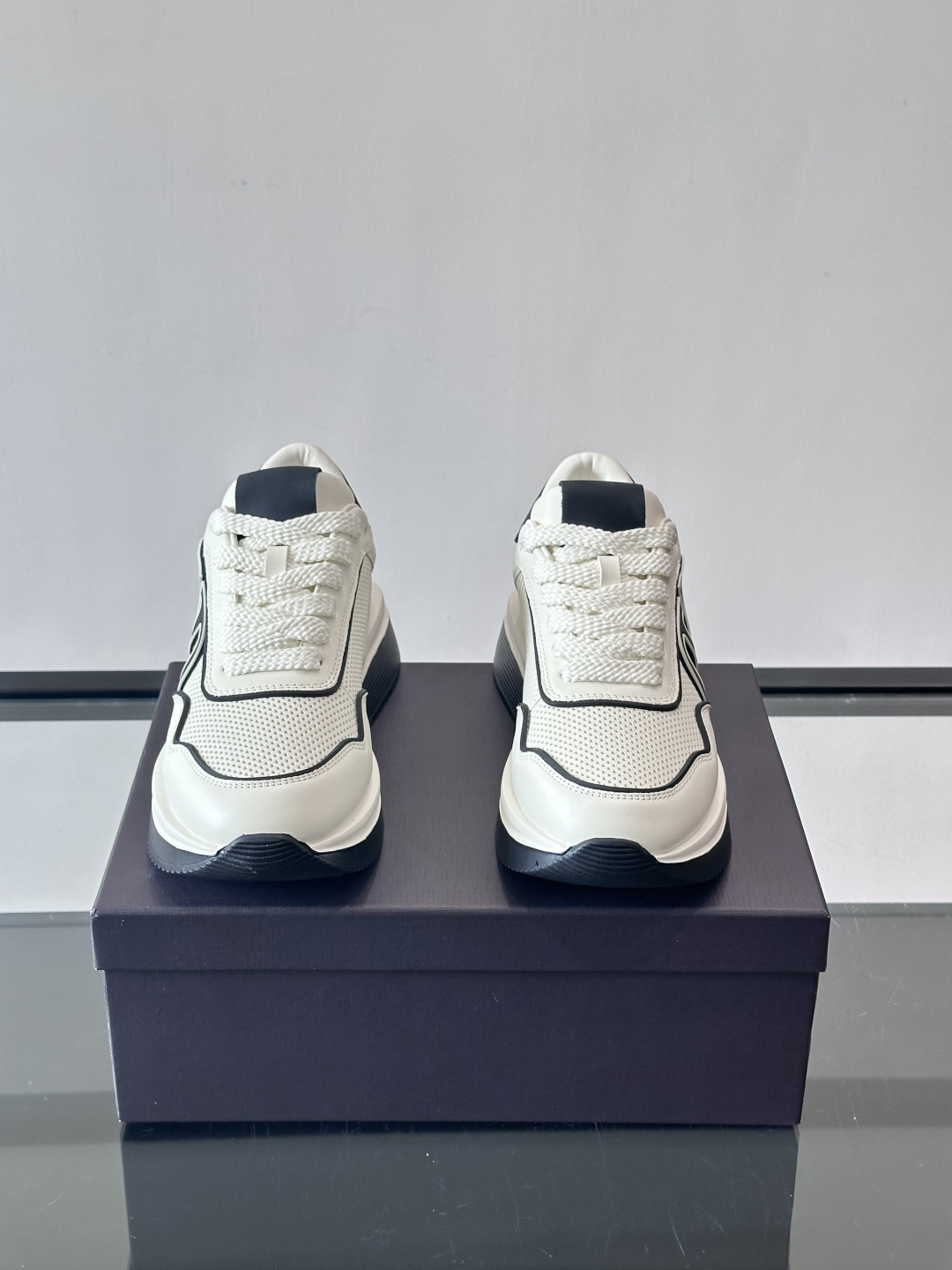 Valentino华伦天奴推出的VLOG系列运动鞋，以标志性的“V”字Logo为设计核心，采用黑白撞色拼