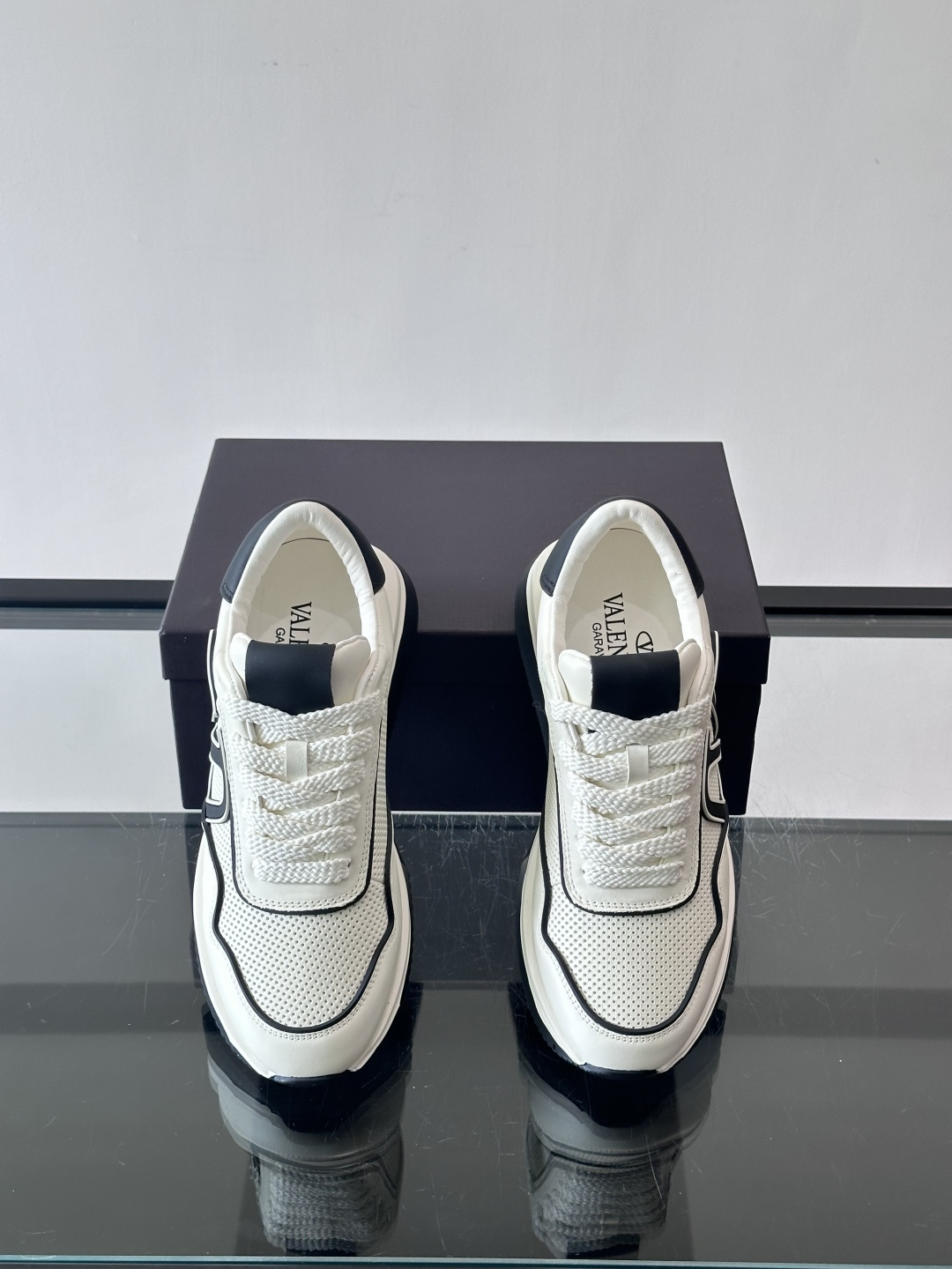 Valentino华伦天奴推出的VLOG系列运动鞋，以标志性的“V”字Logo为设计核心，采用黑白撞色拼