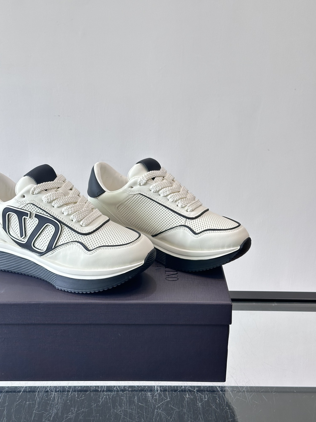 Valentino华伦天奴推出的VLOG系列运动鞋，以标志性的“V”字Logo为设计核心，采用黑白撞色拼