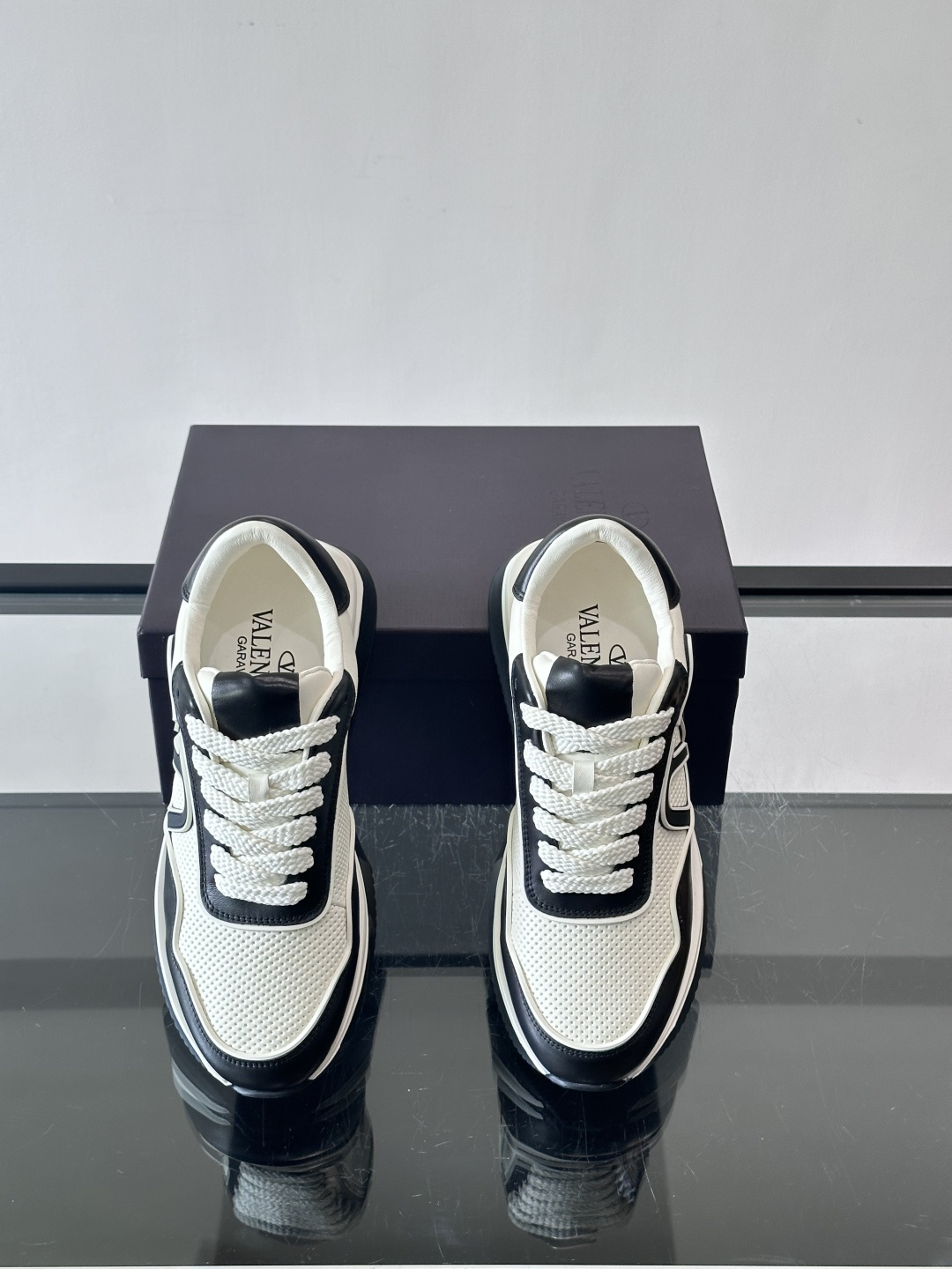 Valentino华伦天奴推出的VLOG系列运动鞋，以标志性的“V”字Logo为设计核心，采用黑白撞色拼