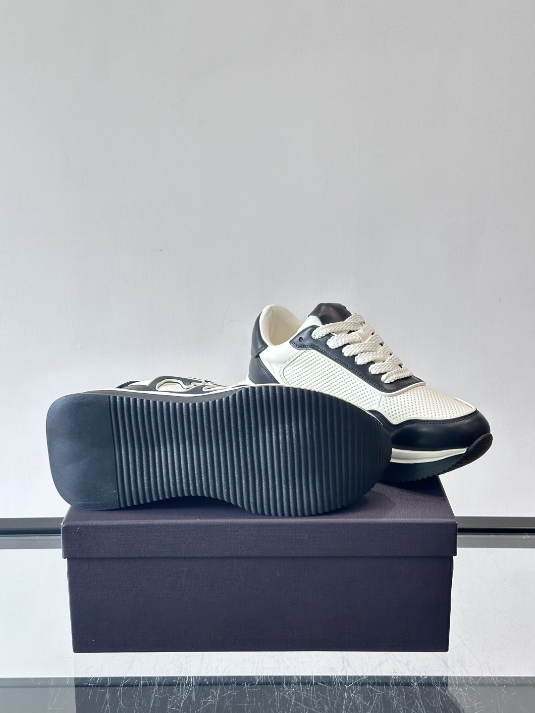 Valentino华伦天奴推出的VLOG系列运动鞋，以标志性的“V”字Logo为设计核心，采用黑白撞色拼