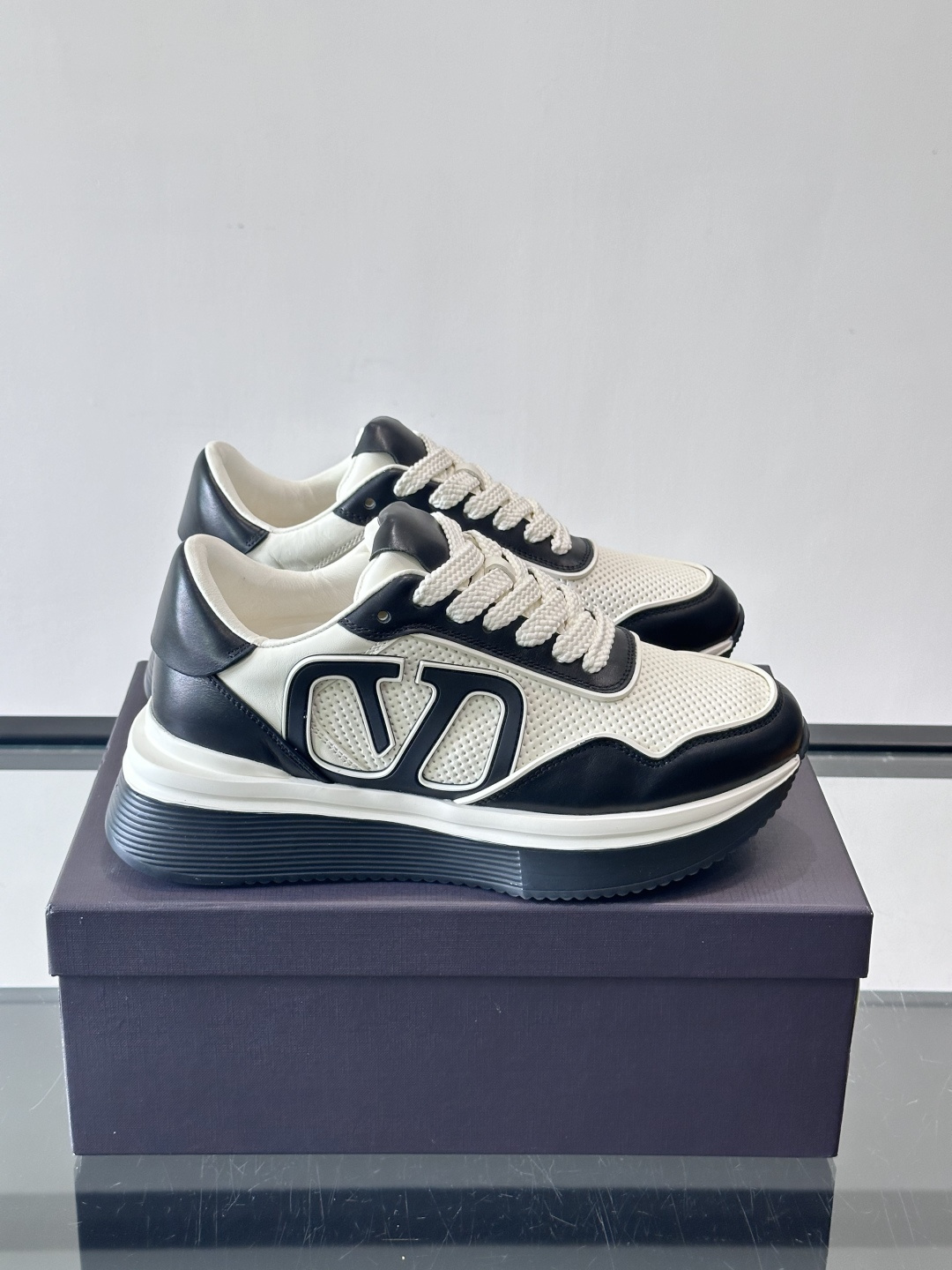 Valentino华伦天奴推出的VLOG系列运动鞋，以标志性的“V”字Logo为设计核心，采用黑白撞色拼