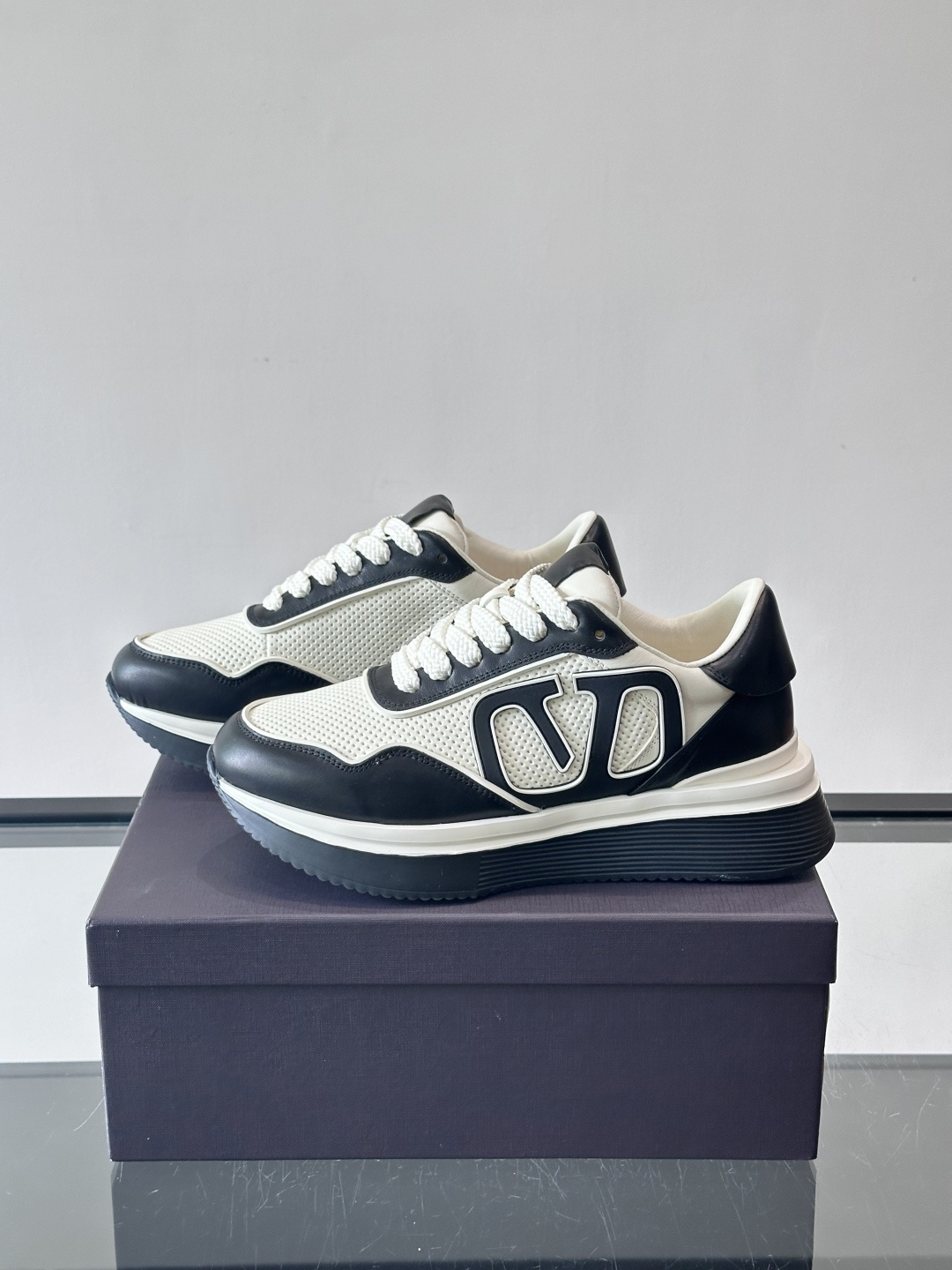 Valentino华伦天奴推出的VLOG系列运动鞋，以标志性的“V”字Logo为设计核心，采用黑白撞色拼