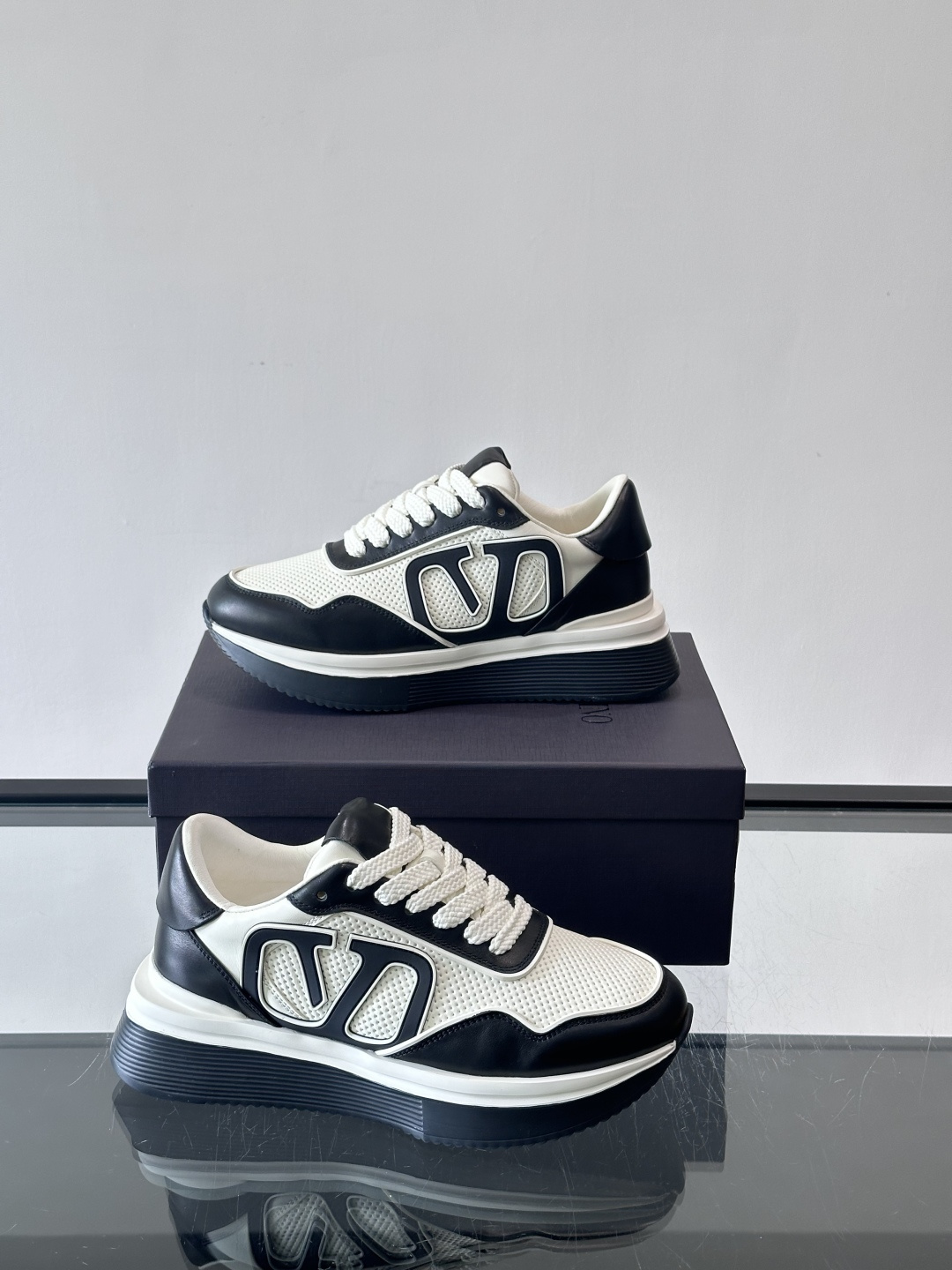 Valentino华伦天奴推出的VLOG系列运动鞋，以标志性的“V”字Logo为设计核心，采用黑白撞色拼