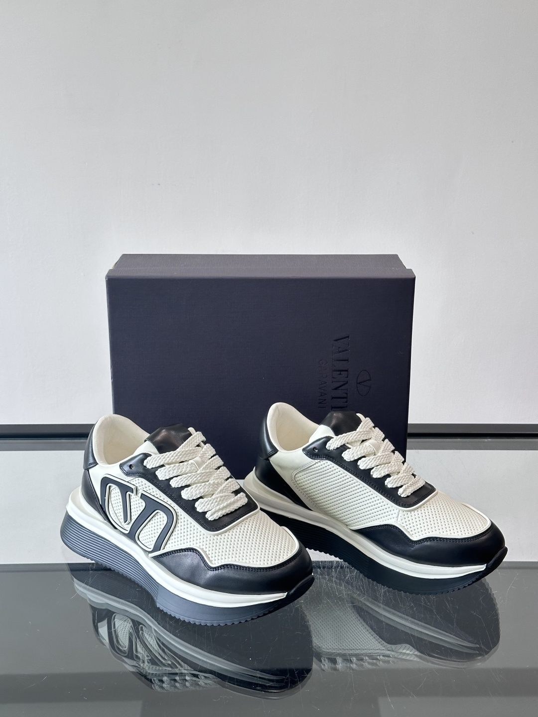 Valentino华伦天奴推出的VLOG系列运动鞋，以标志性的“V”字Logo为设计核心，采用黑白撞色拼