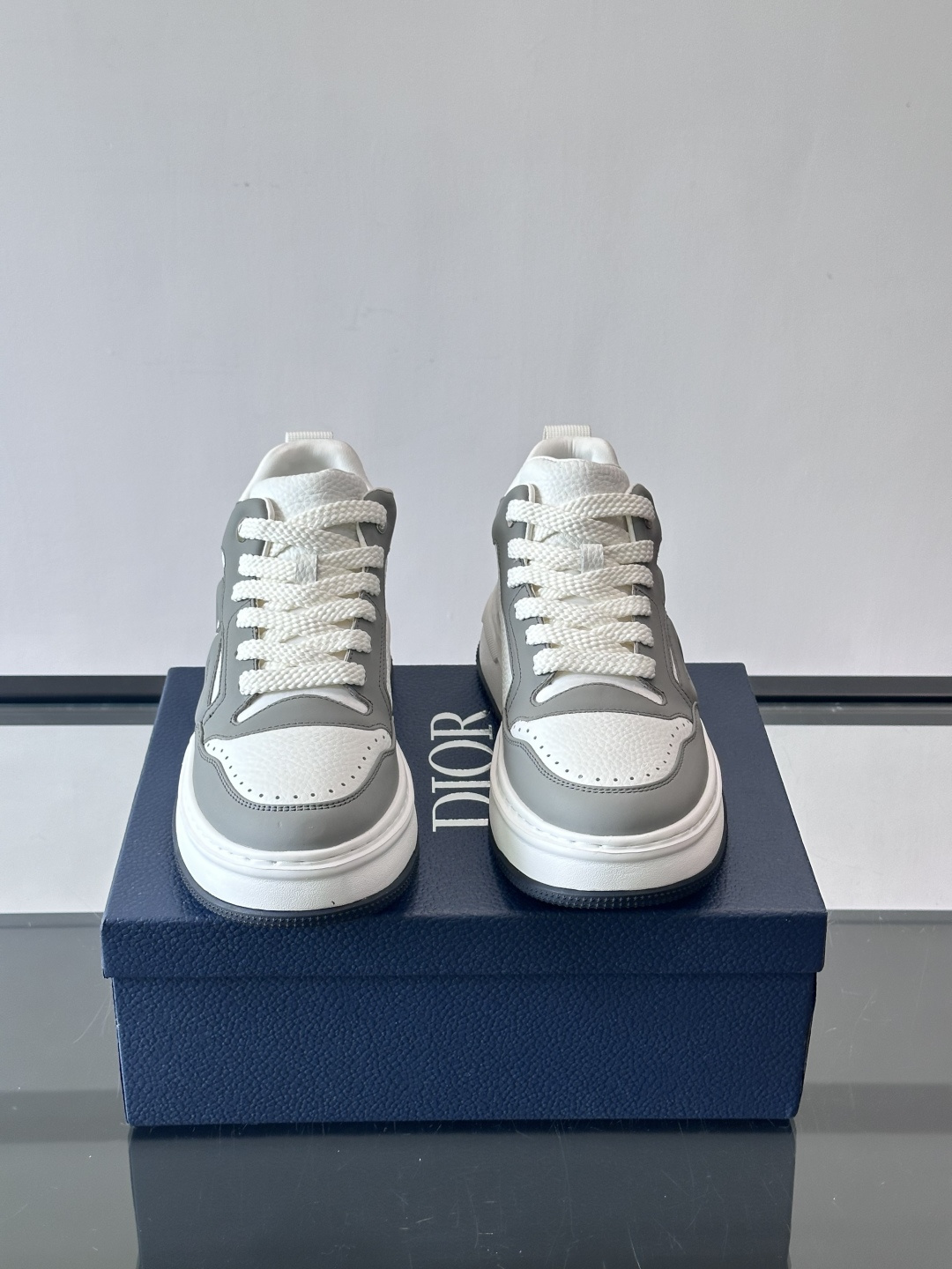 Dior经典的老爹鞋，鞋身采用优质皮革拼接，侧面有标志性的“CD”压印logo，厚底设计兼具增高与复古感