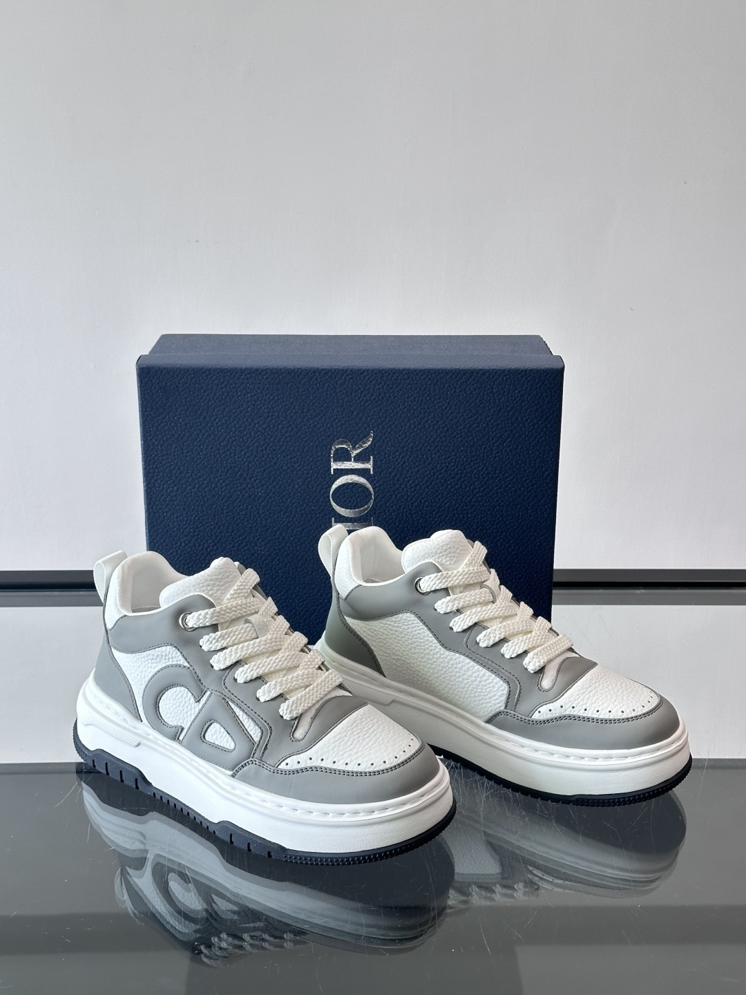 Dior经典的老爹鞋，鞋身采用优质皮革拼接，侧面有标志性的“CD”压印logo，厚底设计兼具增高与复古感